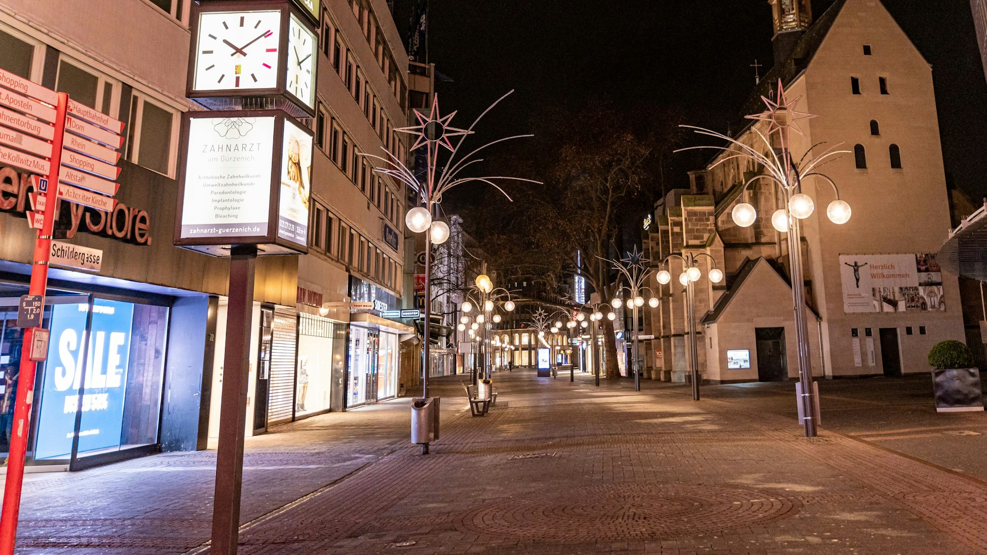 Foto von der Schildergasse in Köln bei Nacht.