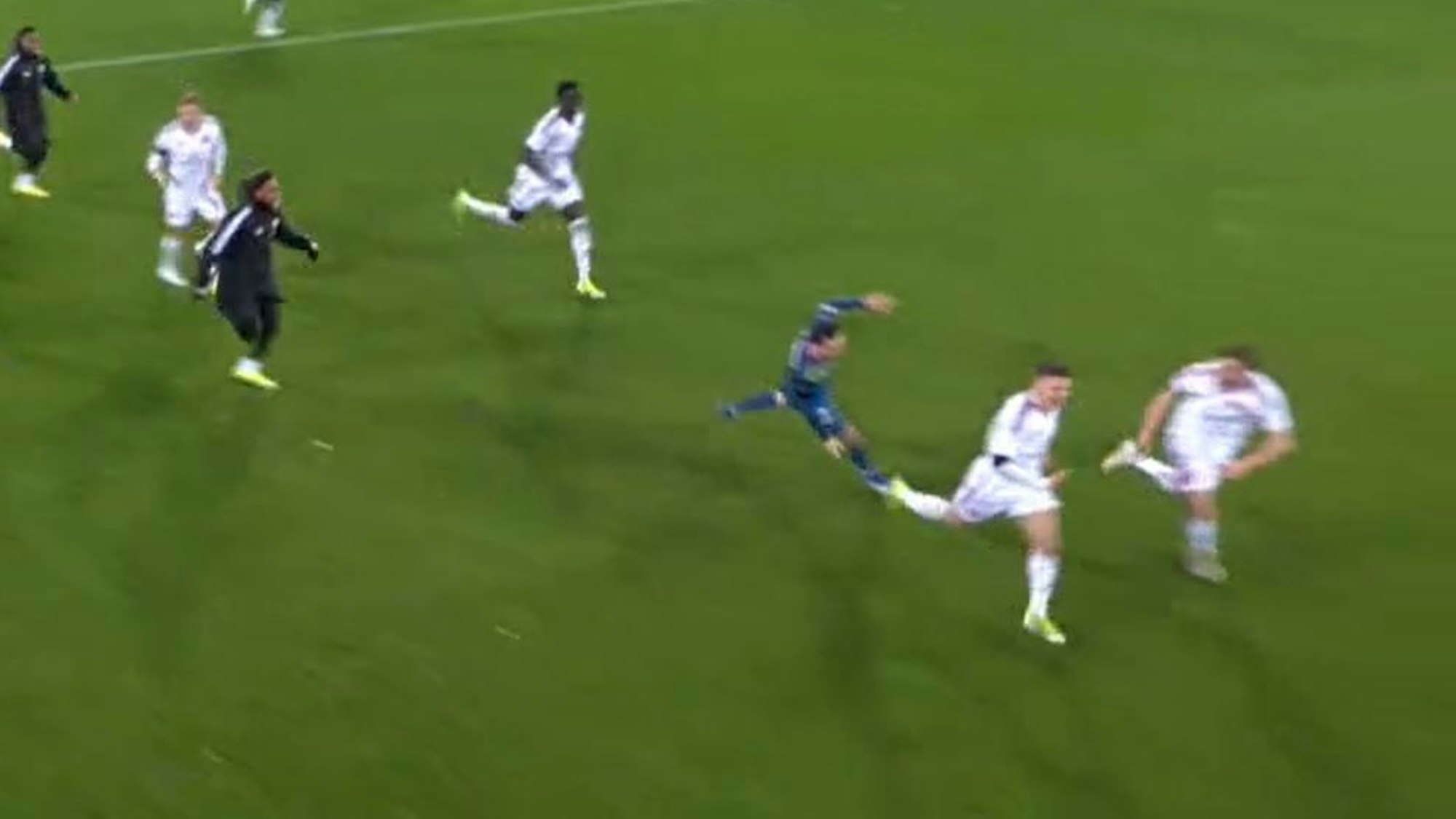 Christos Tzolis wird nach provokantem Jubel im DFB-Pokal bei St. Pauli von Gegenspieler Manolis Saliakas verfolgt.