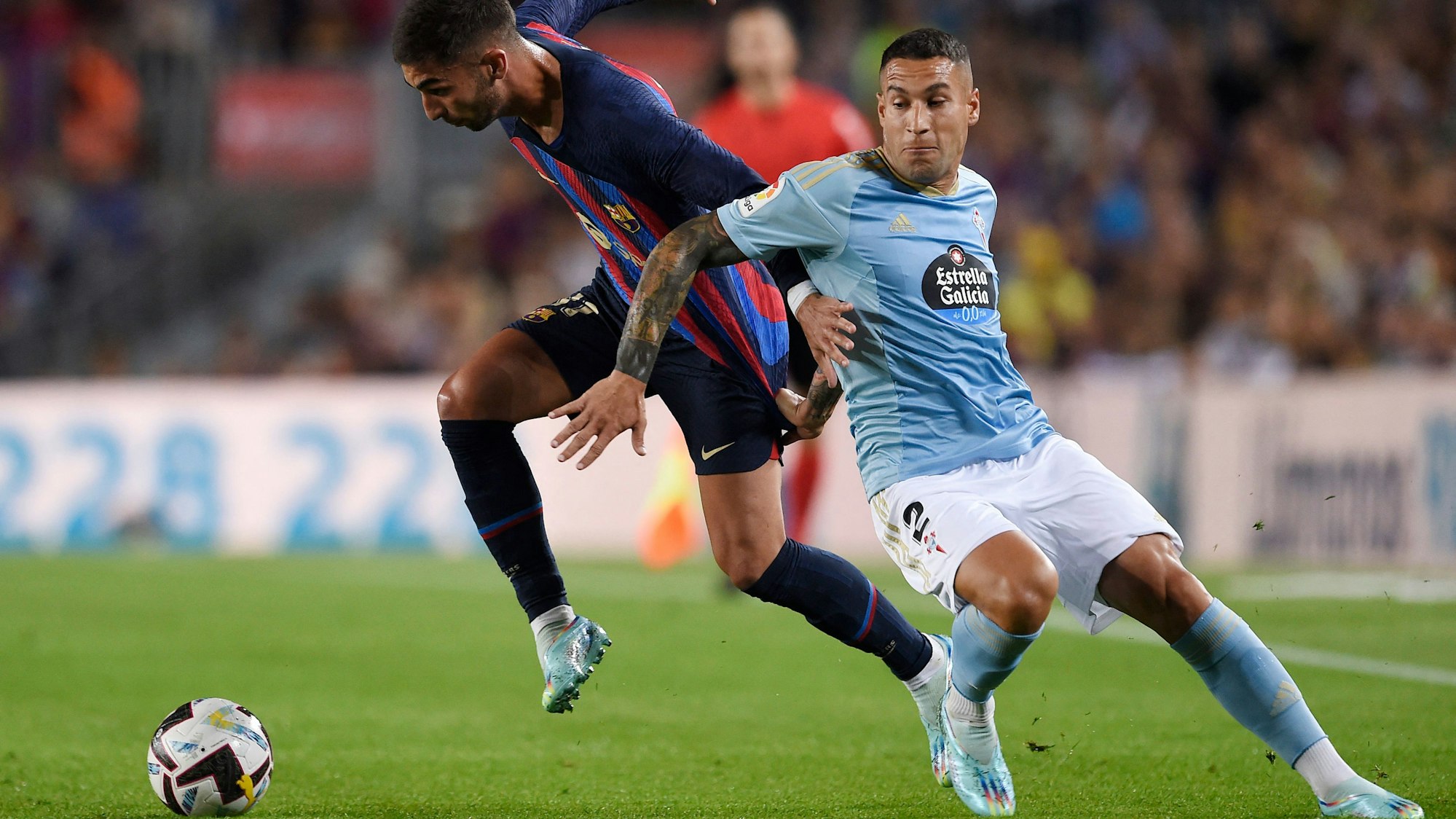 Hugo Mallo im Zweikampf mit Ferran Torres.