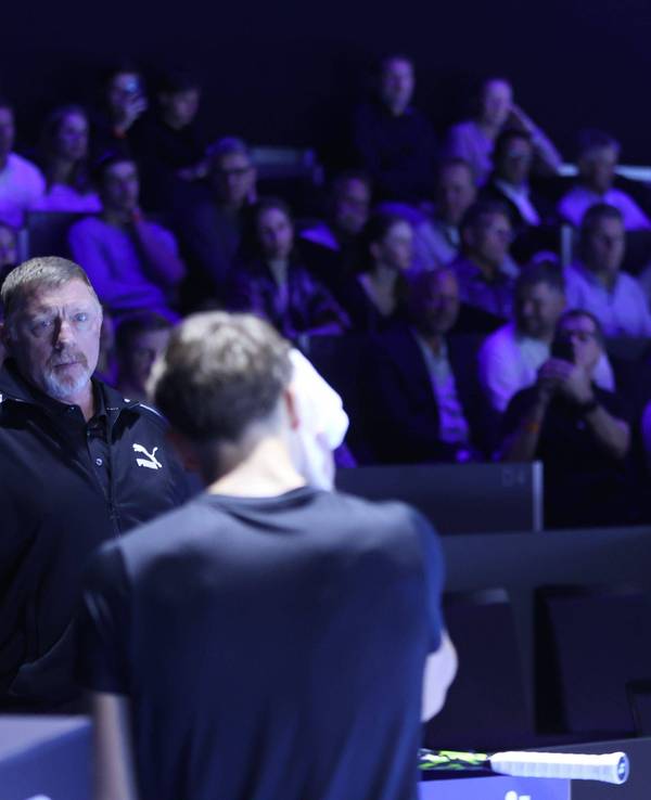 Boris Becker fixiert seinen Schützling Holger Rune.