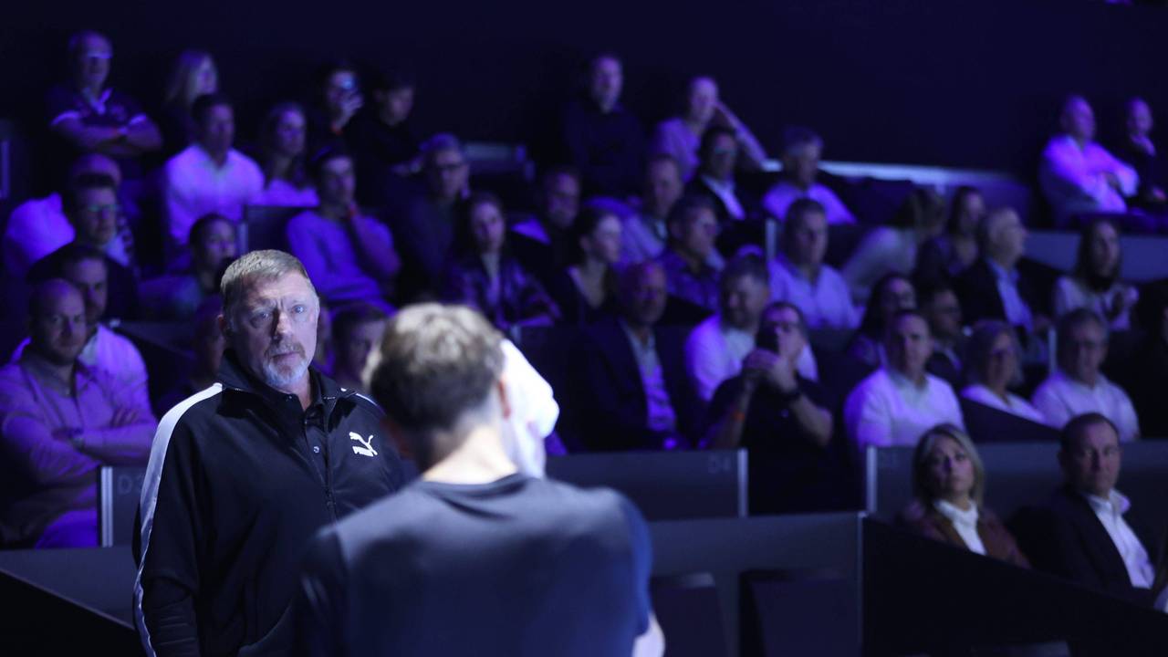 Boris Becker fixiert seinen Schützling Holger Rune.