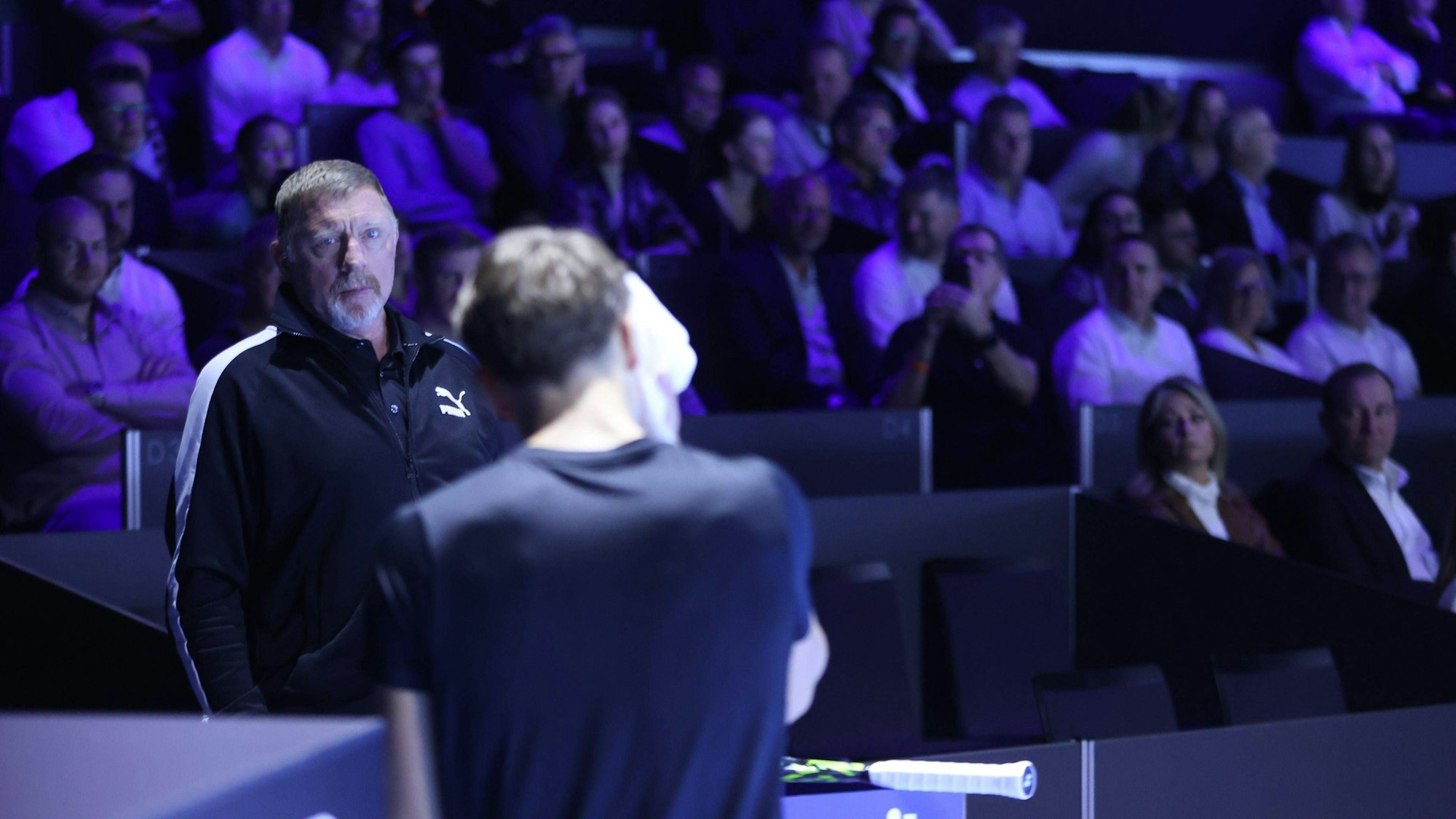 Boris Becker fixiert seinen Schützling Holger Rune.