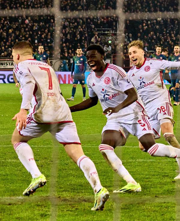 Fortuna Düsseldorf feiert Elfmeter-Held Christos Tzolis nach seinem entscheidenden Versuch im Spiel beim FC St. Pauli.