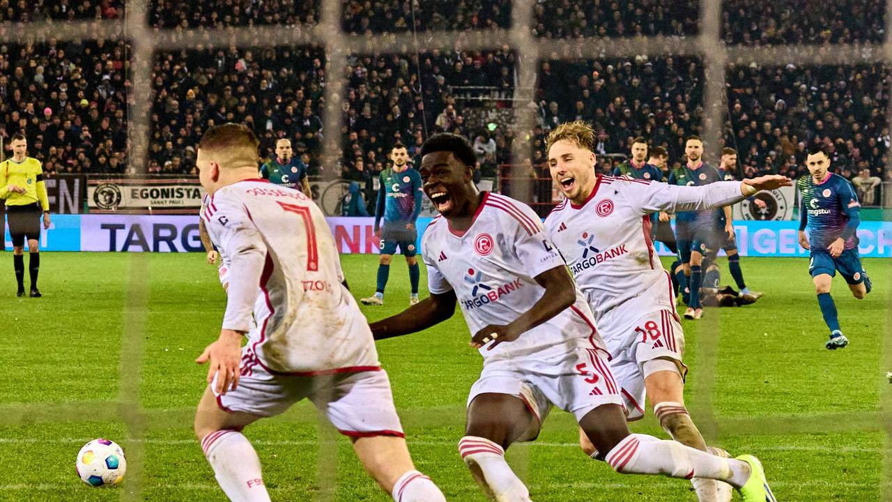Fortuna Düsseldorf feiert Elfmeter-Held Christos Tzolis nach seinem entscheidenden Versuch im Spiel beim FC St. Pauli.