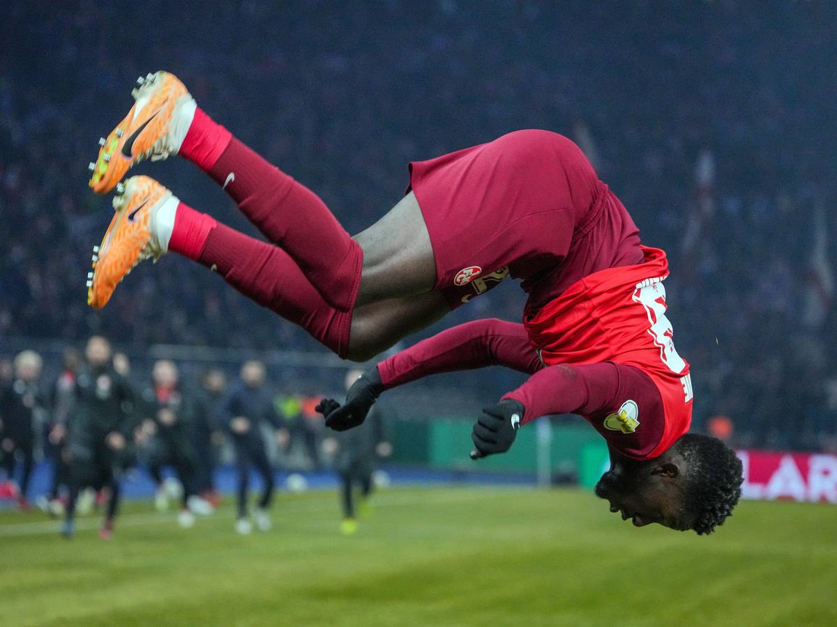 Richmond Tachie von Kaiserslautern bejubelt seinen Treffer mit einem Salto.