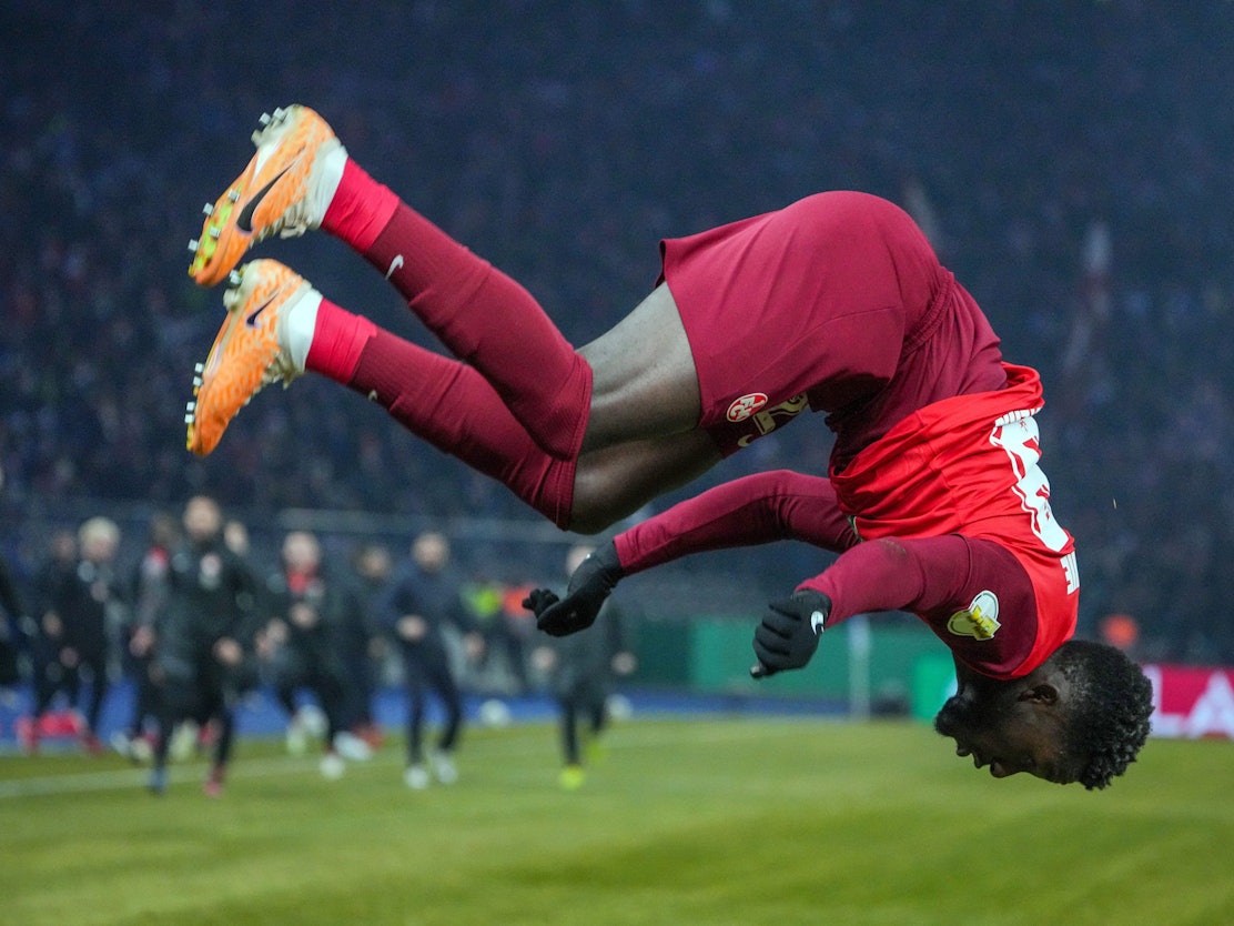 Richmond Tachie von Kaiserslautern bejubelt seinen Treffer mit einem Salto.