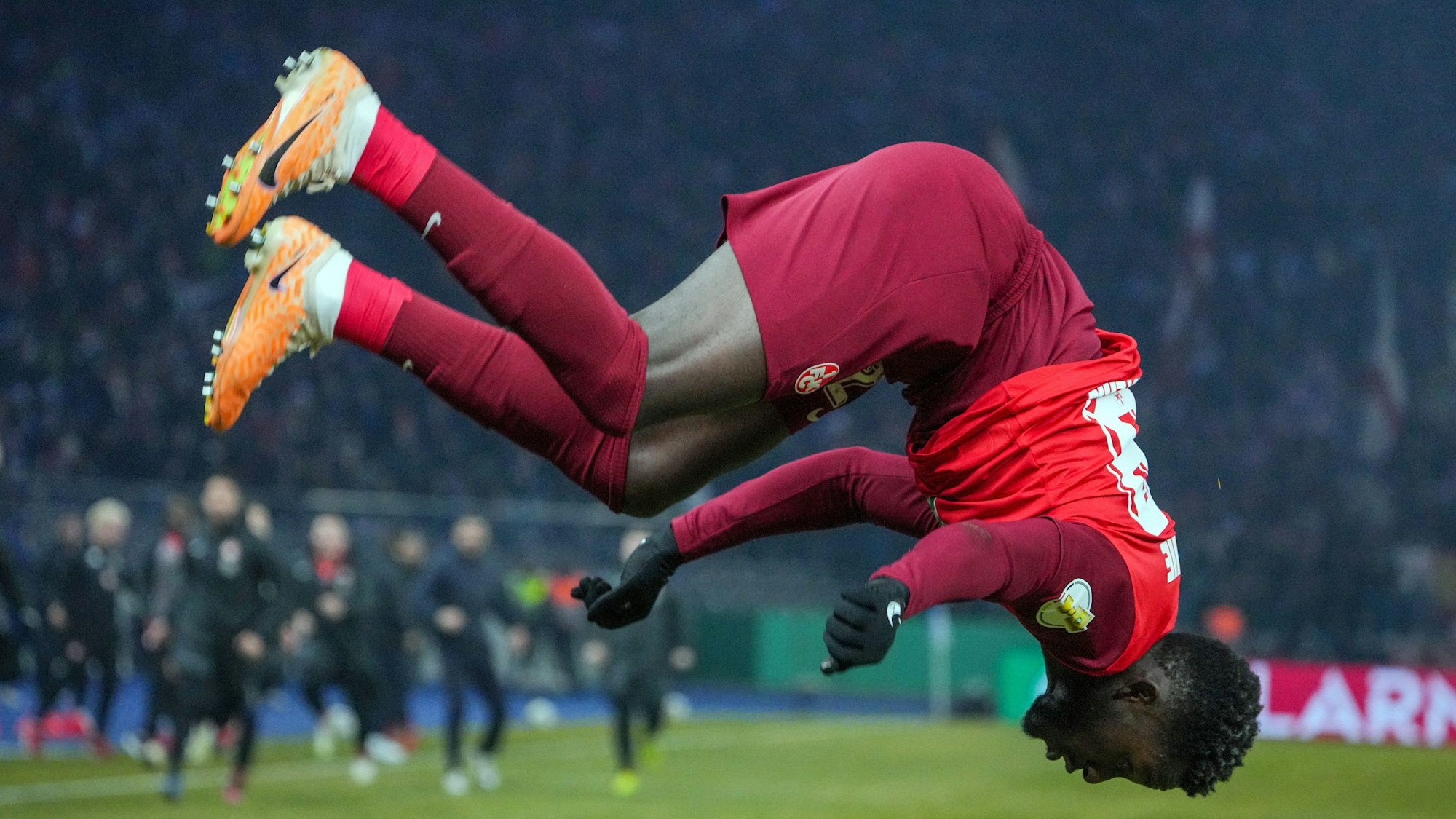 Richmond Tachie von Kaiserslautern bejubelt seinen Treffer mit einem Salto.