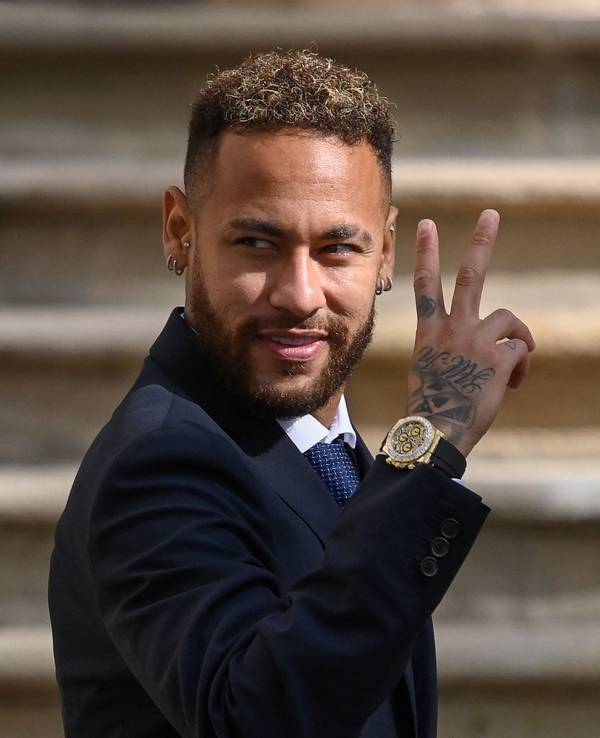 Paris Saint-Germain's-Kicker Neymar zeigt vor dem Gerichtsgebäude in Barcelona das Peace-Zeichen.