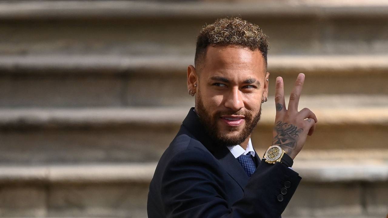 Paris Saint-Germain's-Kicker Neymar zeigt vor dem Gerichtsgebäude in Barcelona das Peace-Zeichen.
