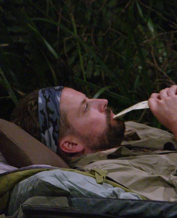 Felix von Jascheroff liegt an Tag 13 auf dem Feldbett im Dschungelcamp in Australien.