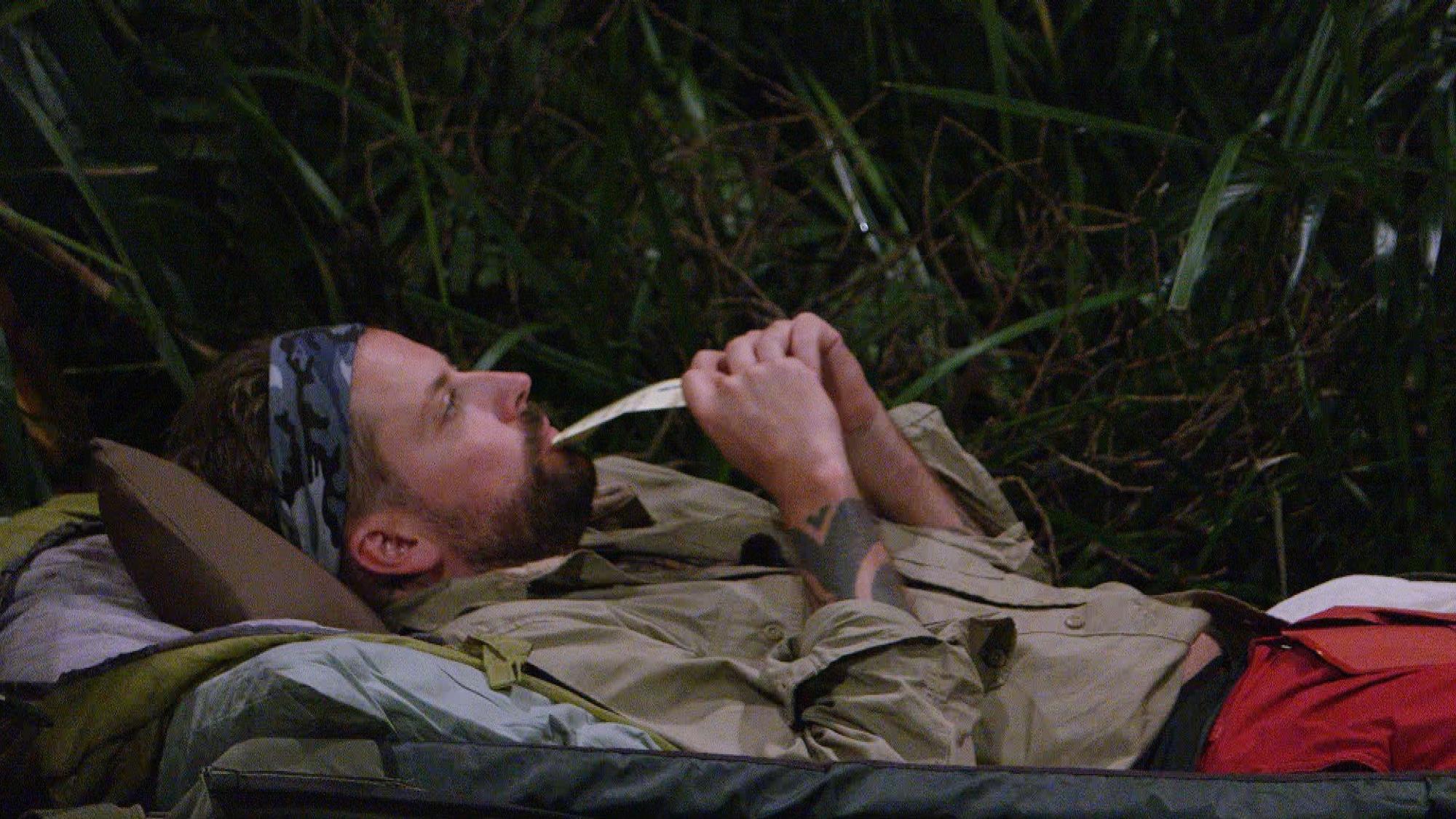 Felix von Jascheroff liegt an Tag 13 auf dem Feldbett im Dschungelcamp in Australien.