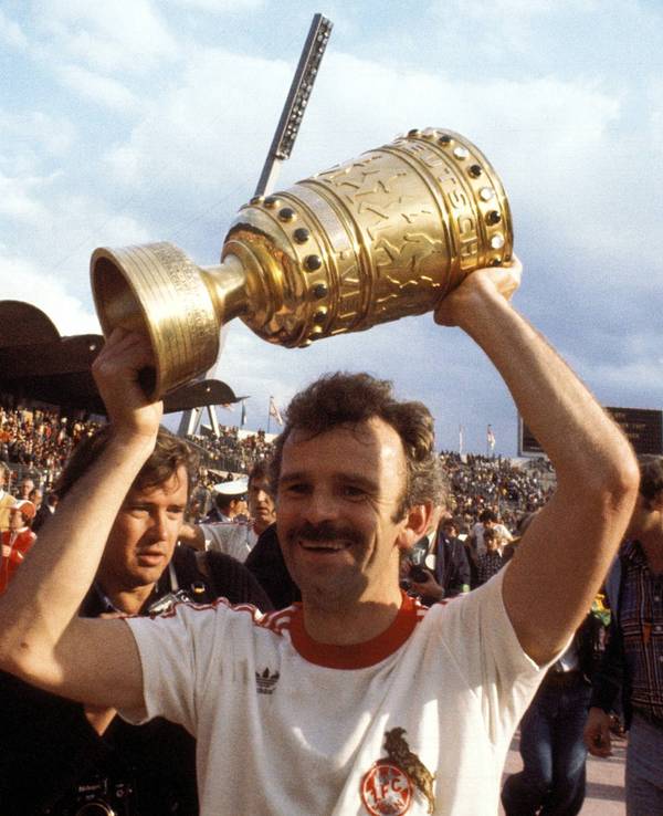 Fußball, DFB-Pokalfinale 1976/1977, Wiederholungsspiel, 1. FC Köln - Hertha BSC Heinz Simmet Köln hält den DFB-Pokal in seinen Händen