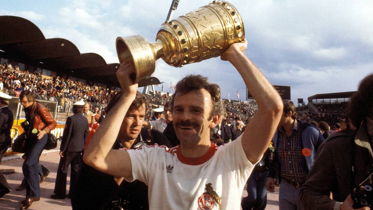 Fußball, DFB-Pokalfinale 1976/1977, Wiederholungsspiel, 1. FC Köln - Hertha BSC Heinz Simmet Köln hält den DFB-Pokal in seinen Händen