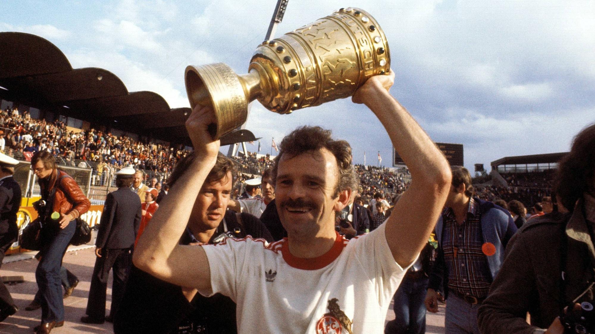 Fußball, DFB-Pokalfinale 1976/1977, Wiederholungsspiel, 1. FC Köln - Hertha BSC Heinz Simmet Köln hält den DFB-Pokal in seinen Händen