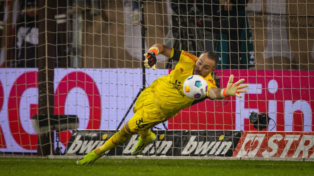 Florian Kastenmeier hält einen Elfmeter.