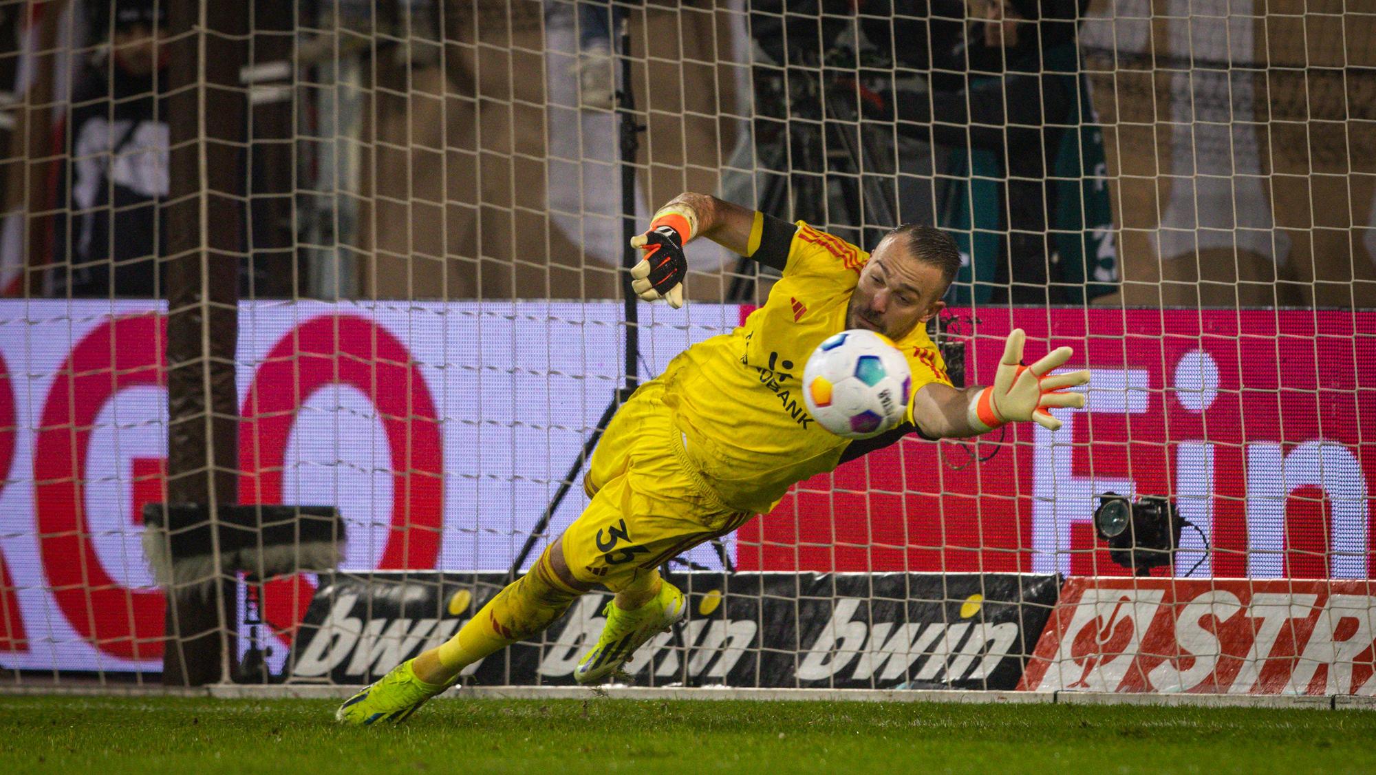 Florian Kastenmeier hält einen Elfmeter.
