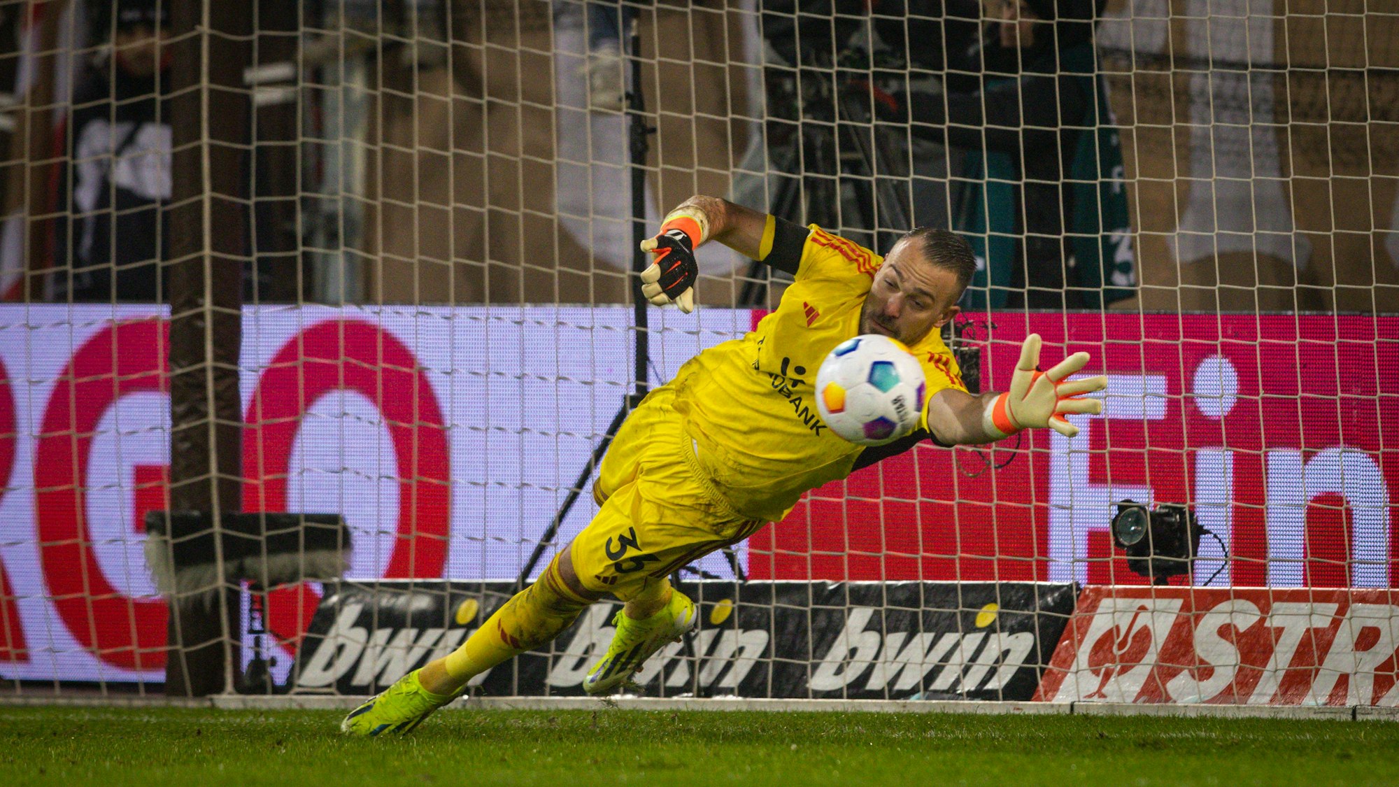 Florian Kastenmeier hält einen Elfmeter.