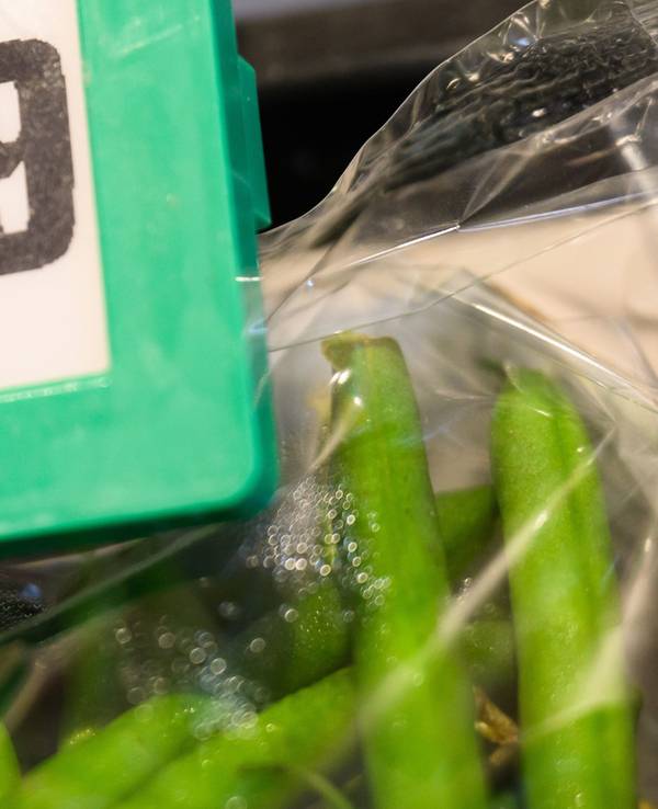 Ein Preisschild weist in einem Supermarkt einen Preis von 2,29 Euro aus. Die Preise von Nahrungsmitteln und Getränken dürften etwas stärker anziehen.