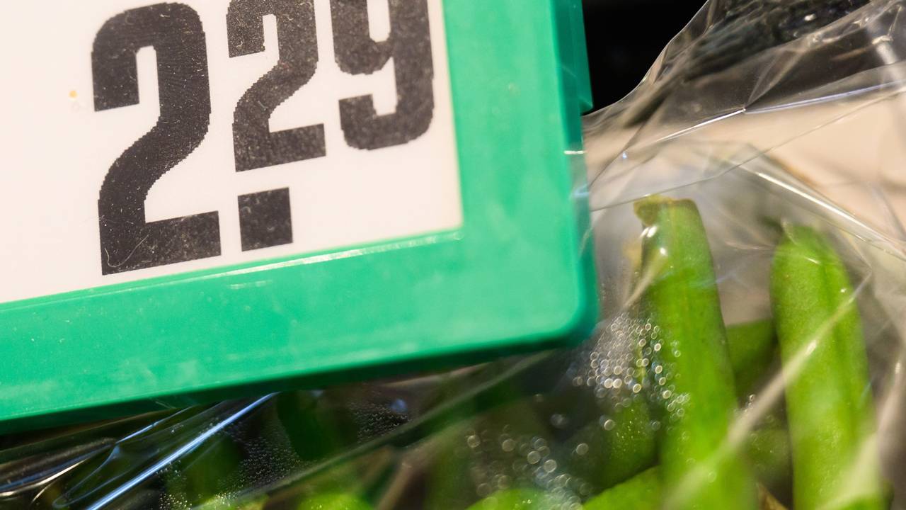 Ein Preisschild weist in einem Supermarkt einen Preis von 2,29 Euro aus. Die Preise von Nahrungsmitteln und Getränken dürften etwas stärker anziehen.