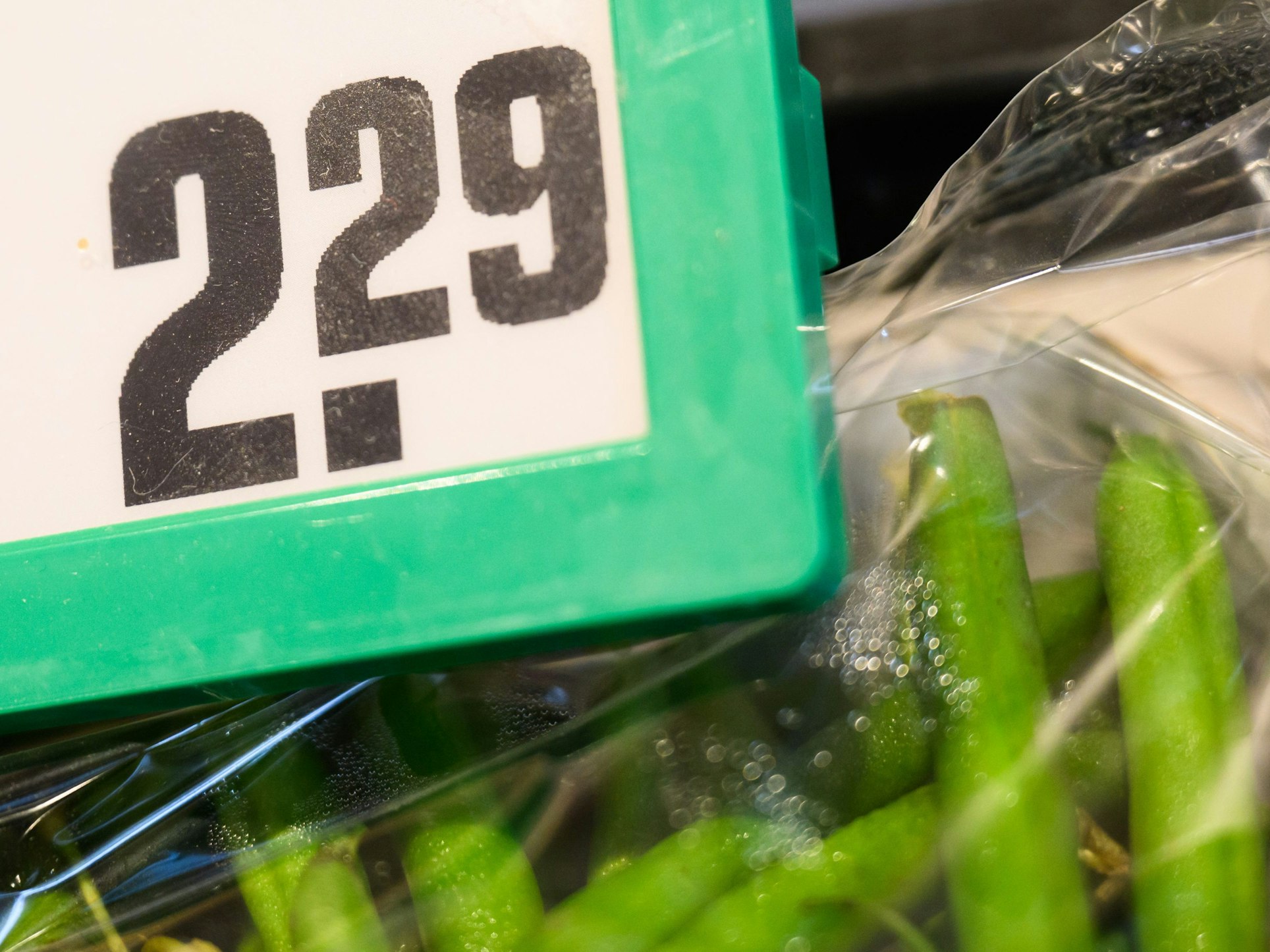 Ein Preisschild weist in einem Supermarkt einen Preis von 2,29 Euro aus. Die Preise von Nahrungsmitteln und Getränken dürften etwas stärker anziehen.