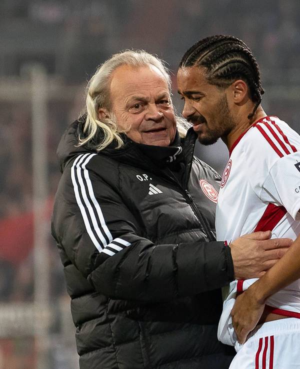 Fortuna Düsseldorfs Team-Arzt Ulf Blecker nimmt den verletzten Emmanuel Iyoha in den Arm.