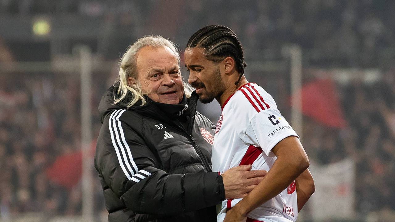 Fortuna Düsseldorfs Team-Arzt Ulf Blecker nimmt den verletzten Emmanuel Iyoha in den Arm.