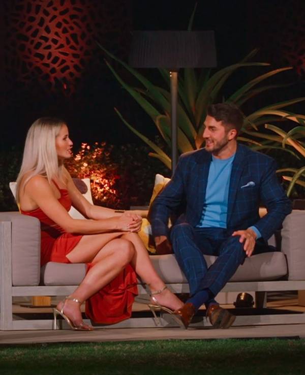 Bachelor Dennis und Rosen-Anwärterin Kim sitzen zusammen und unterhalten sich.