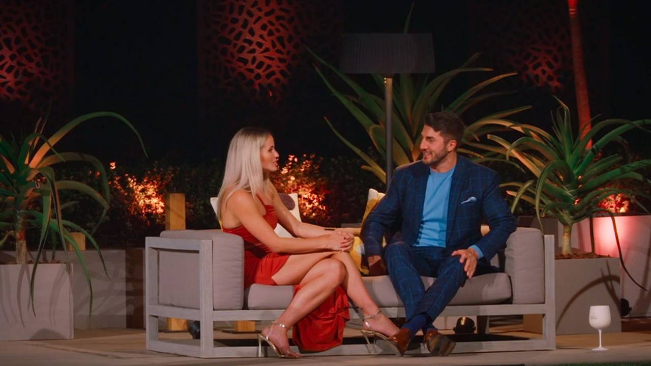Bachelor Dennis und Rosen-Anwärterin Kim sitzen zusammen und unterhalten sich.