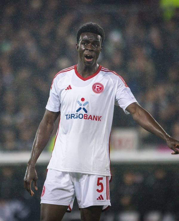 Fortuna Düsseldorfs Joshua Quarshie gestikuliert im Pokal-Spiel beim FC St. Pauli auf dem Platz.