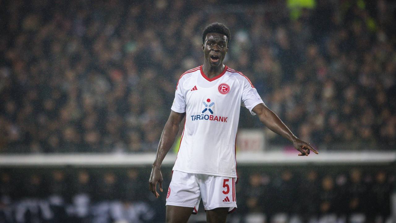 Fortuna Düsseldorfs Joshua Quarshie gestikuliert im Pokal-Spiel beim FC St. Pauli auf dem Platz.