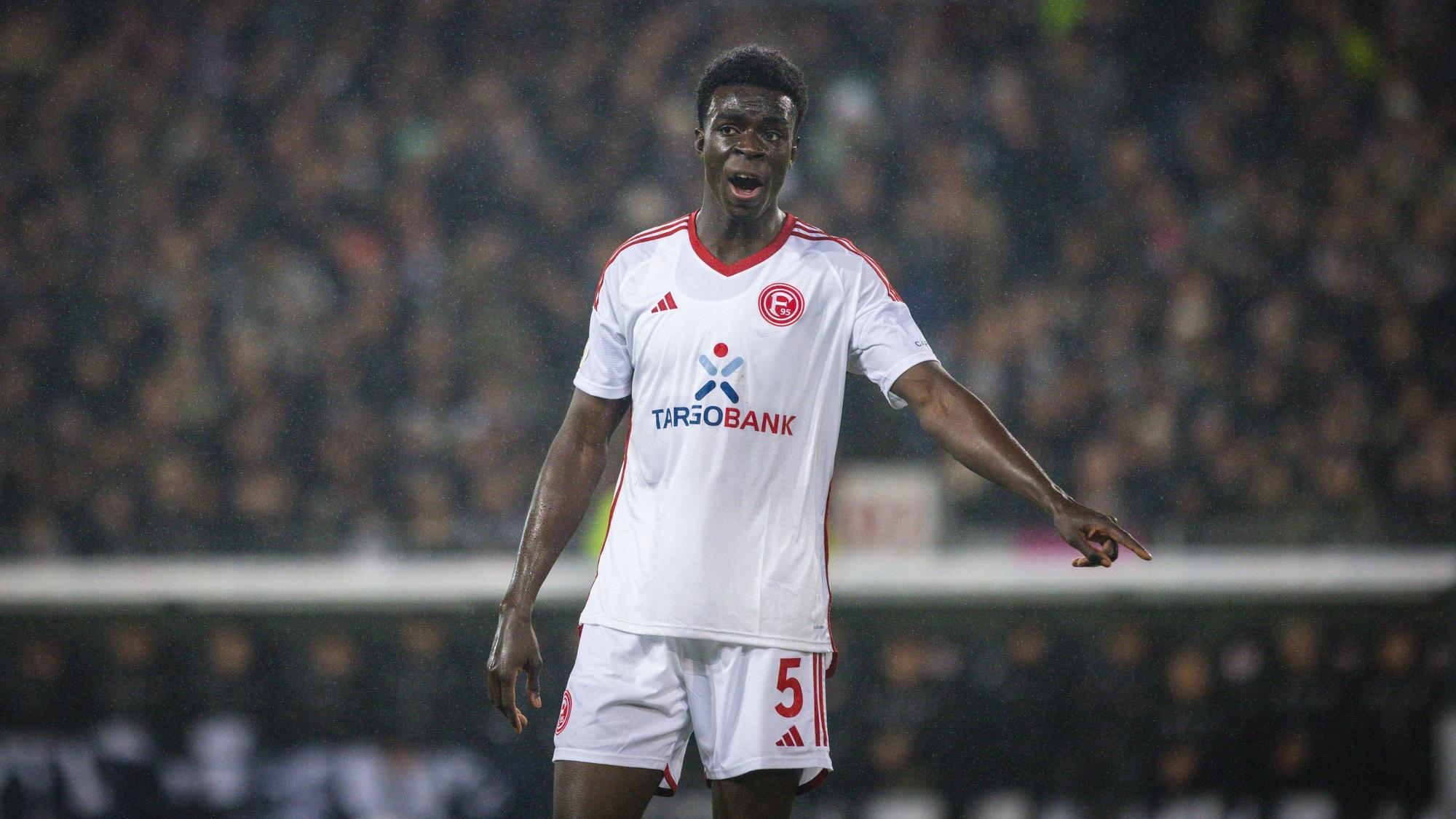 Fortuna Düsseldorfs Joshua Quarshie gestikuliert im Pokal-Spiel beim FC St. Pauli auf dem Platz.