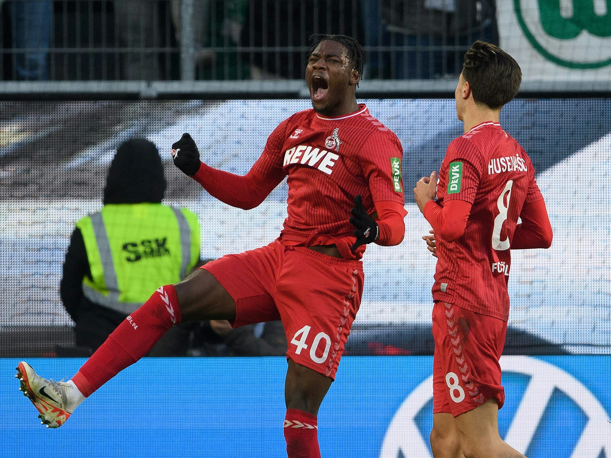 Kölns Faride Alidou (l) jubelt nach seinem Tor zum 1:0 in Wolfsburg neben Kölns Denis Huseinbasic.