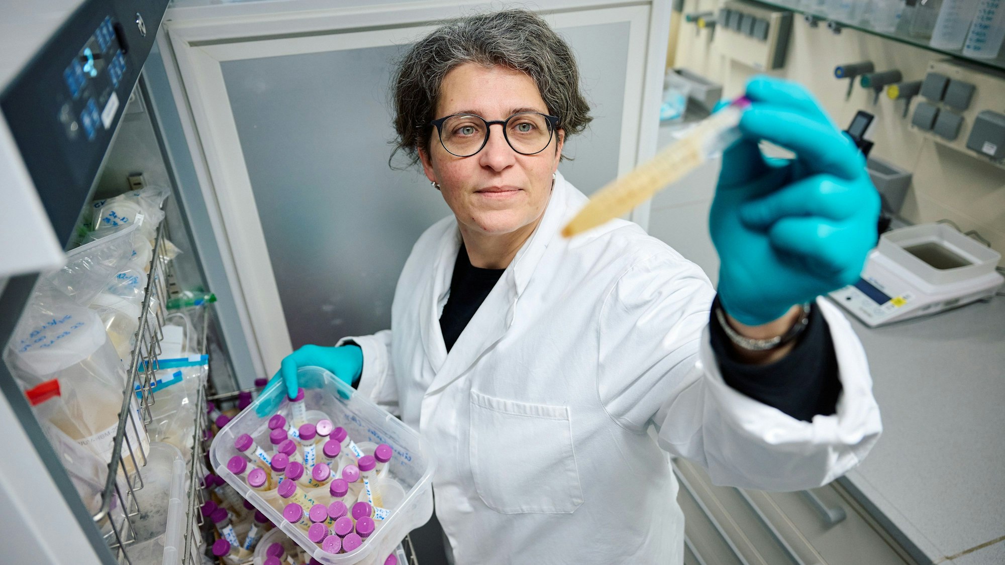 Projektleiterin Yvonni Chovolou, Toxikologin des Landesamt für Natur, Umwelt und Verbraucherschutz (Lanuv) Nordrhein-Westfalen, nimmt tiefgefrorene Urinproben aus einem Gefrierschrank in einem Labor. Mit ihrem Team konnte er den Weichmacher Di-n-hexyl-Phthalat (DnHexP), der die Fruchtbarkeit schädigen soll, in zahlreichen Urinproben von Kleinkindern in Nordrhein-Westfalen nachweisen.