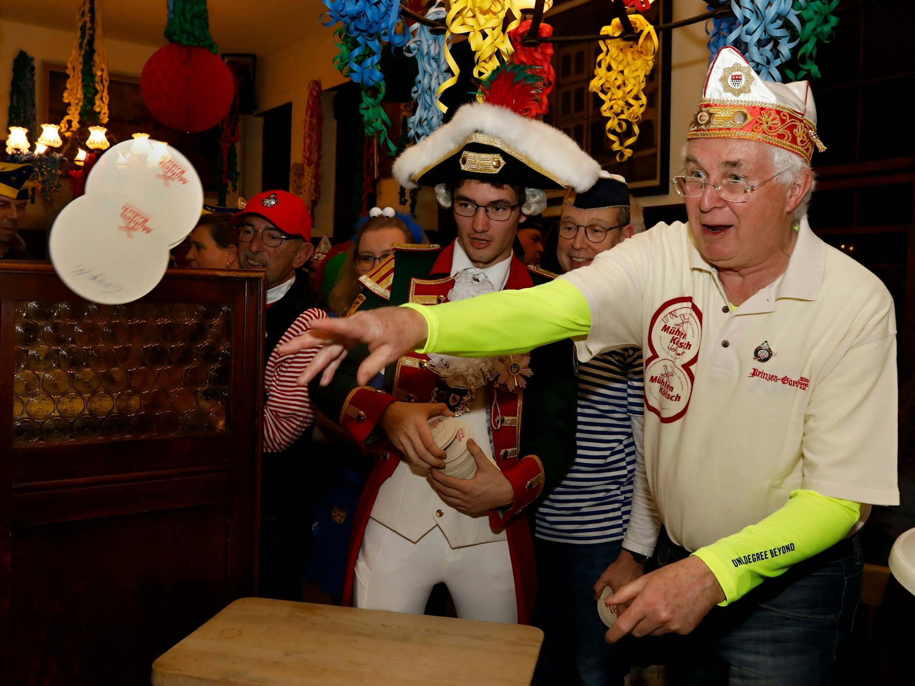 Gäste werfen beim Deckelabend.