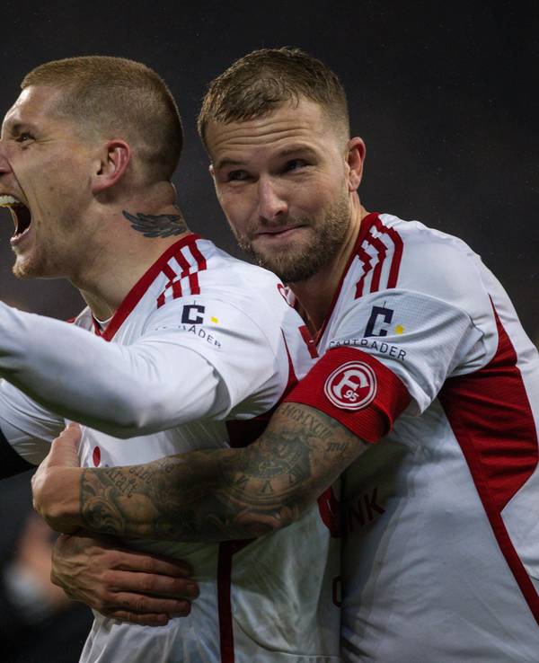 Fortuna Düsseldorfs Jordy de Wijs jubelt mit Teamkollege Andre Hoffmann beim Pokal-Spiel beim FC St. Pauli.
