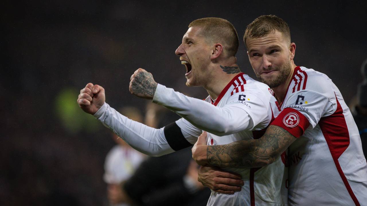 Fortuna Düsseldorfs Jordy de Wijs jubelt mit Teamkollege Andre Hoffmann beim Pokal-Spiel beim FC St. Pauli.