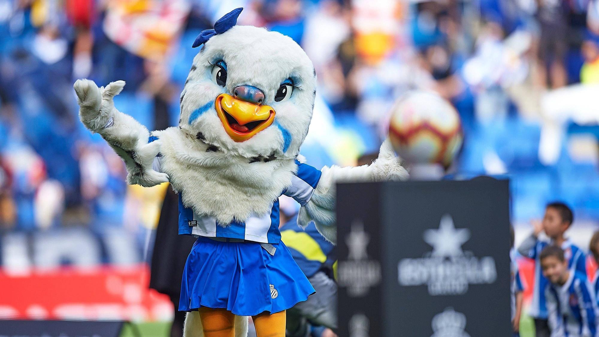 „Periquita“, Maskottchen von Espanyol Barcelona, bei einem Heimspiel des Klubs auf dem Rasen.