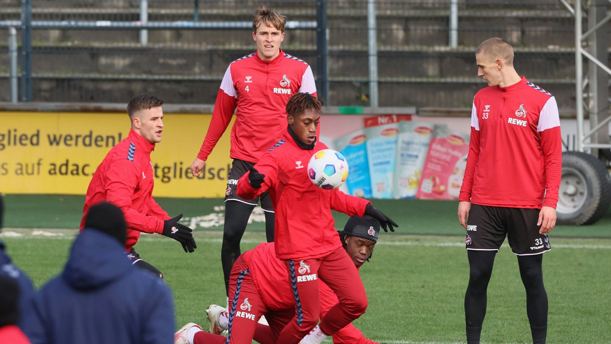 Justin Diehl bei einem Training des 1. FC Köln am Ball.