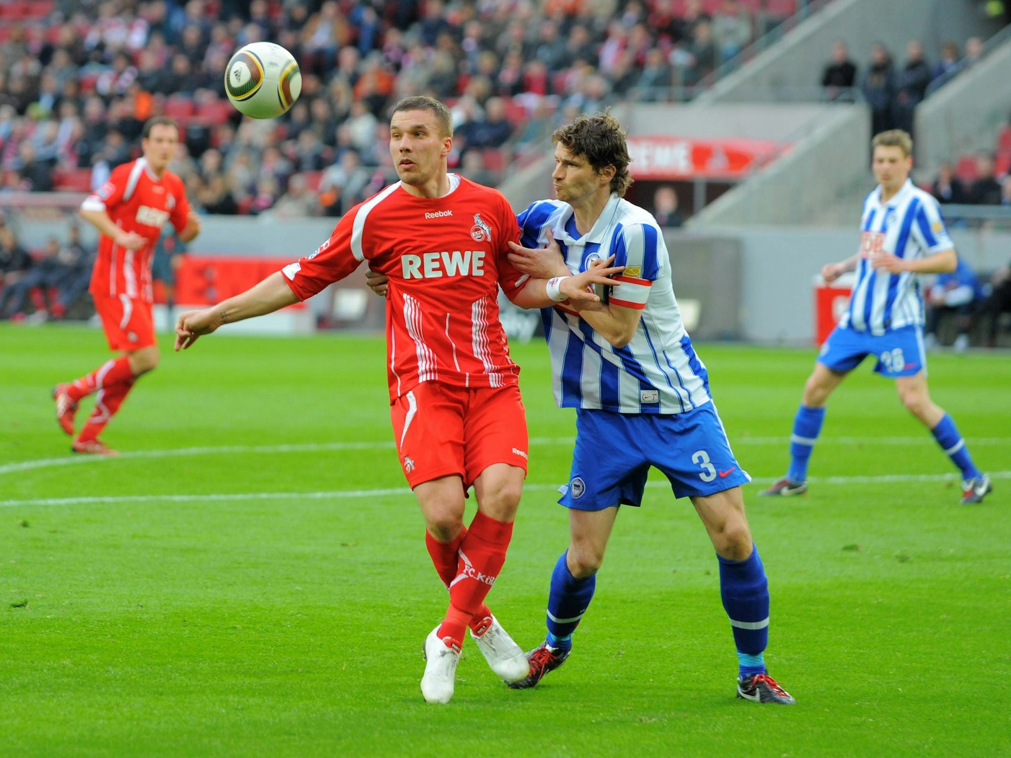 Arne Friedrich im Zweikampf mit Lukas Podolski.