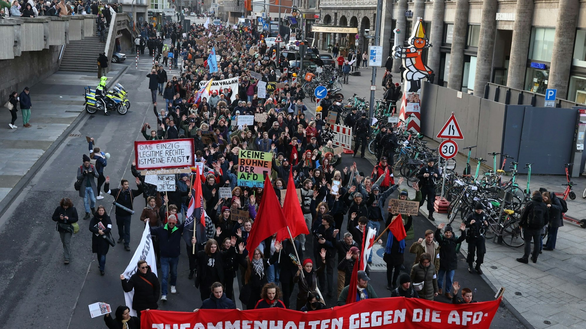 Hunderte Menschen ziehen durch Köln bei einer Demo gegen rechts.