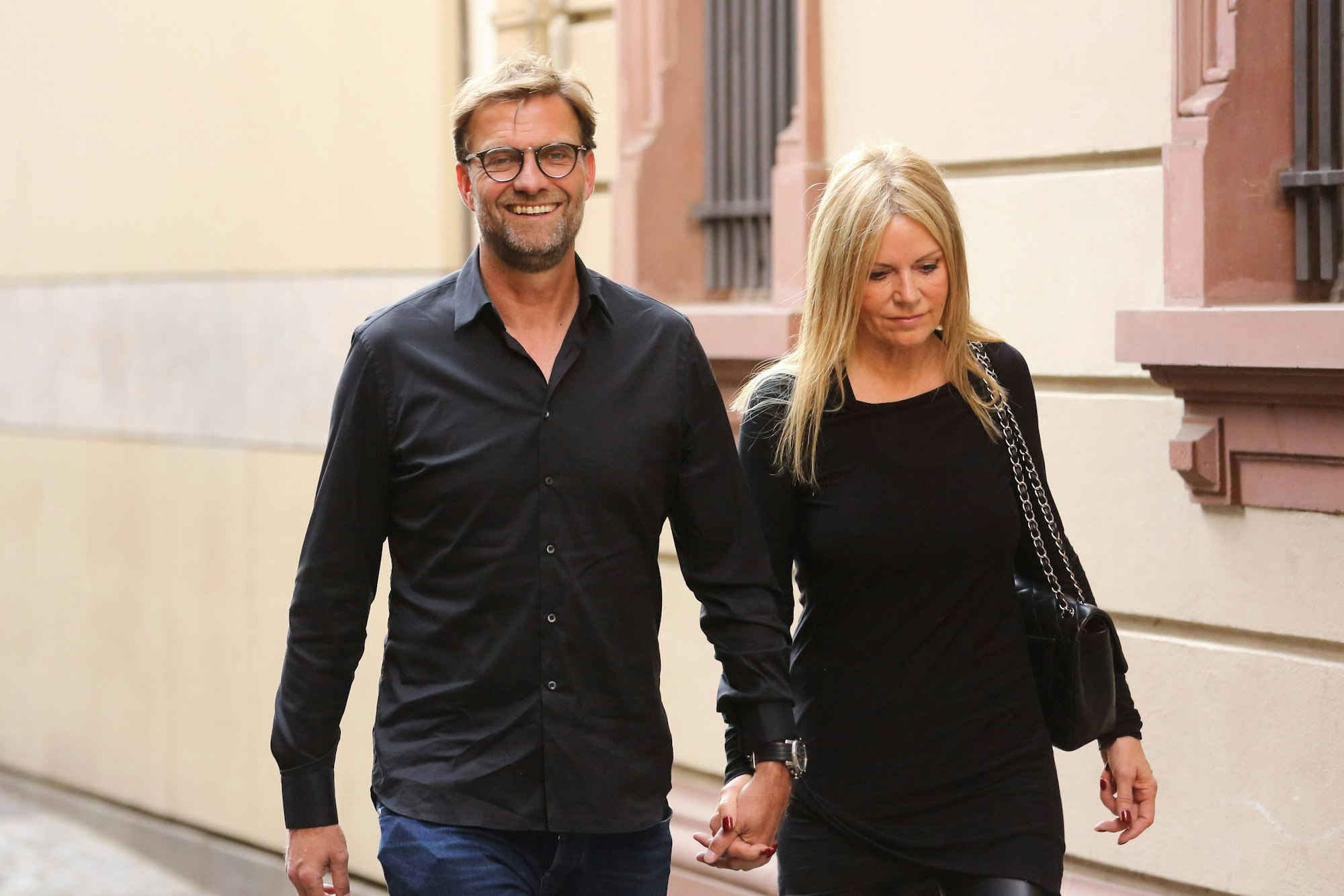 Jürgen Klopp und seine Frau Ulla gehen Hand in Hand.