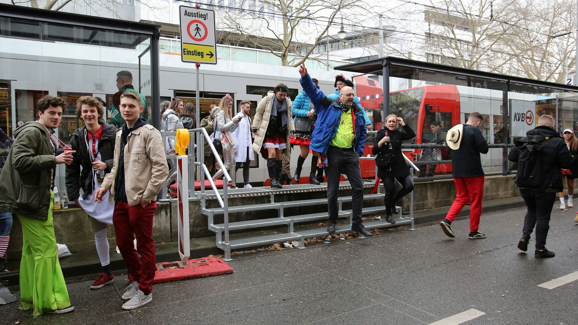 Die KVB-Station im Bereich Zülpicher Platz an Weiberfastnacht