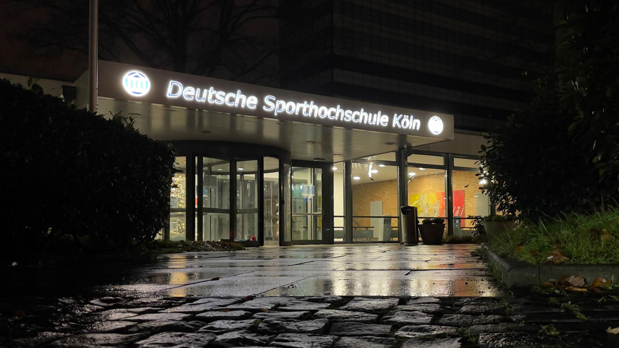 Foto vom Haupteingang der Deutschen Sporthochschule Köln.