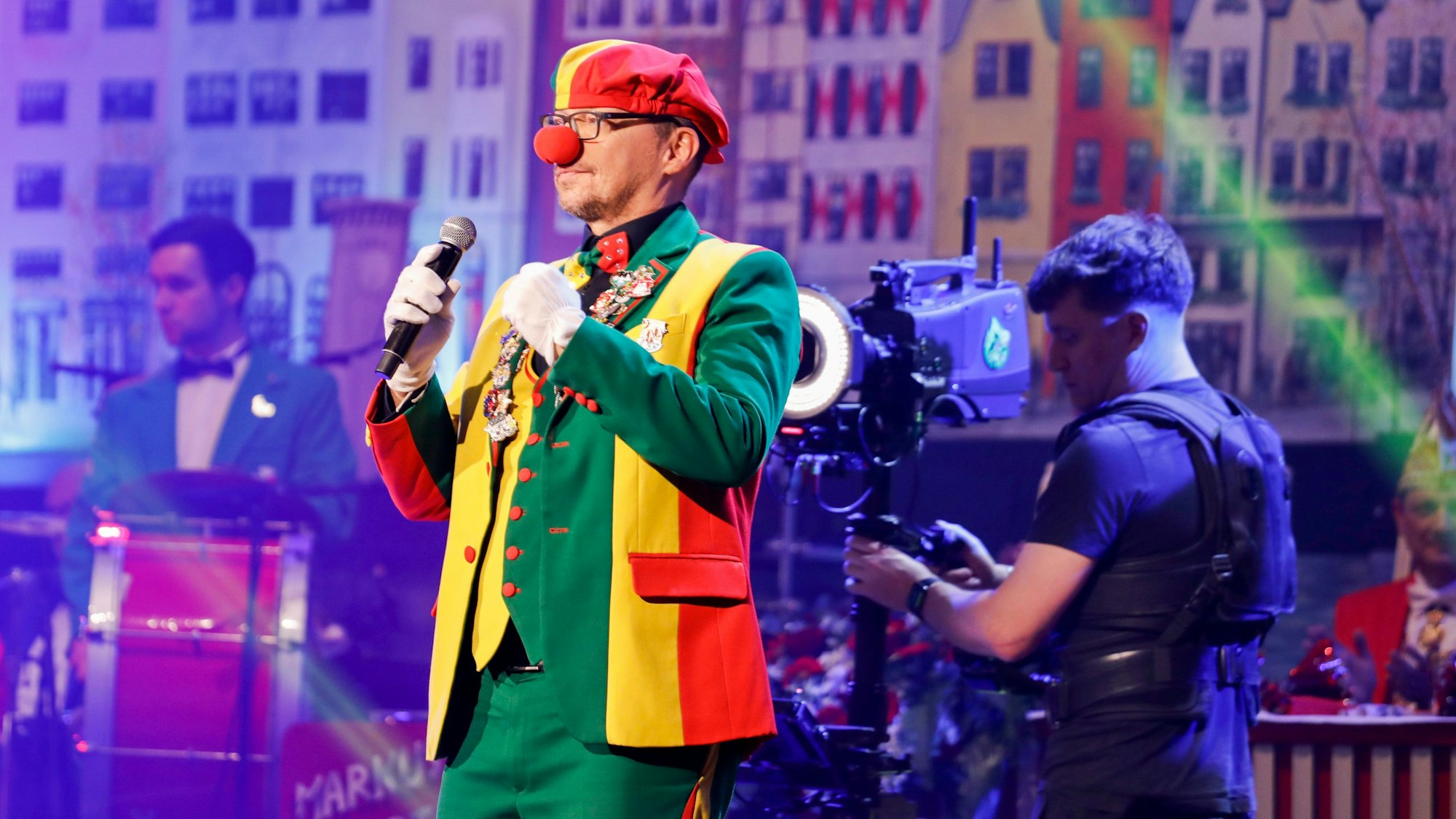 Jörg Runge steht als „Tuppes vum Land“ auf der Bühne.