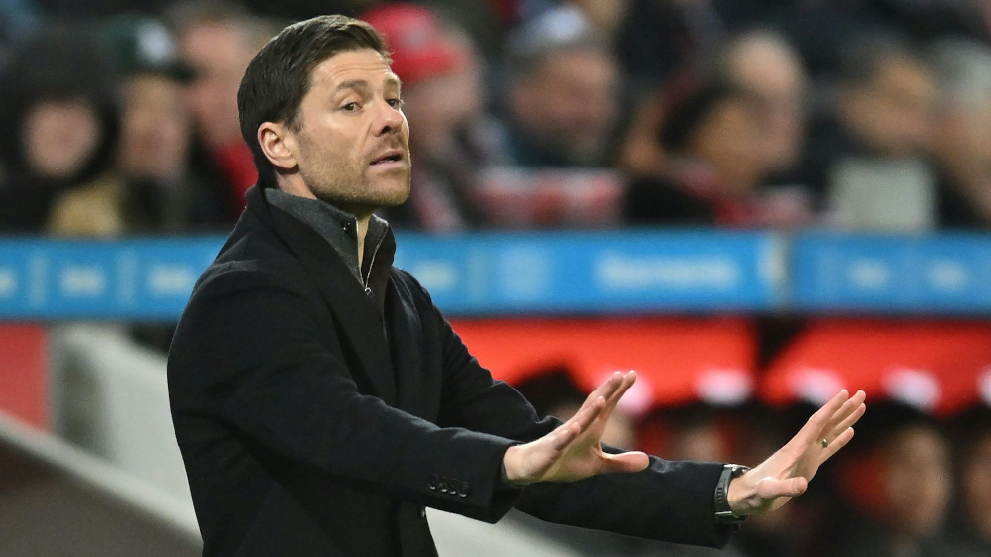 Xabi Alonso beschwichtigt seine Spieler.