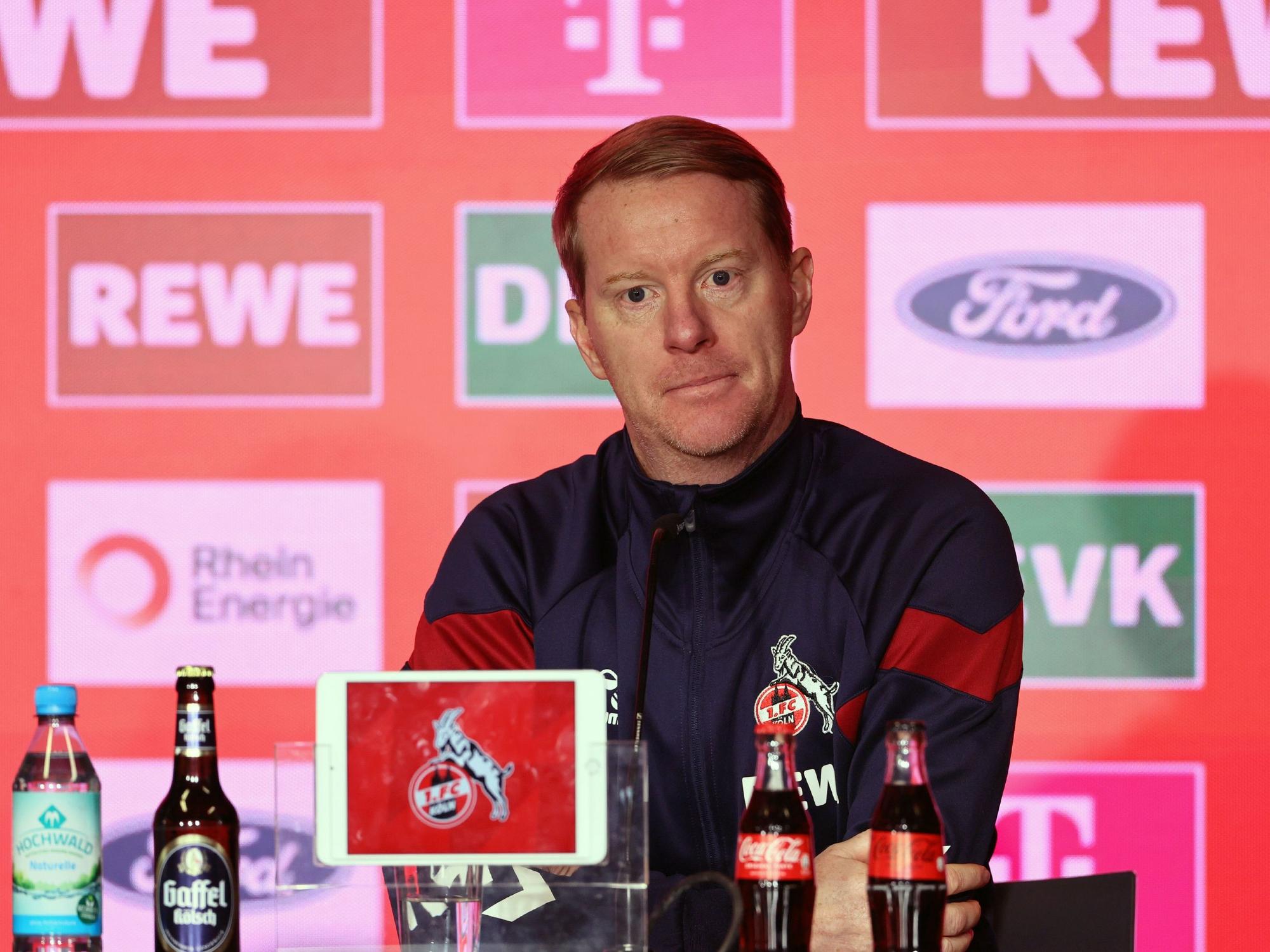 Timo Schultz (1. FC Köln) spricht auf einer Pressekonferenz zu den Journalisten.