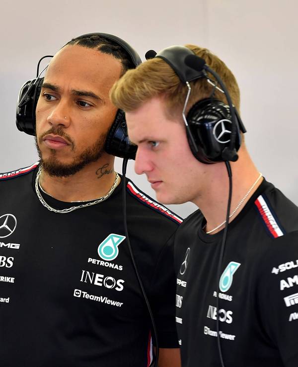 Mercedes-Pilot Lewis Hamilton (l.), hier gemeinsam am 23. Februar 2023 mit Ersatzfahrer Mick Schumacher, wird ab der Saison 2025 für Ferrari im Cockpit sitzen.