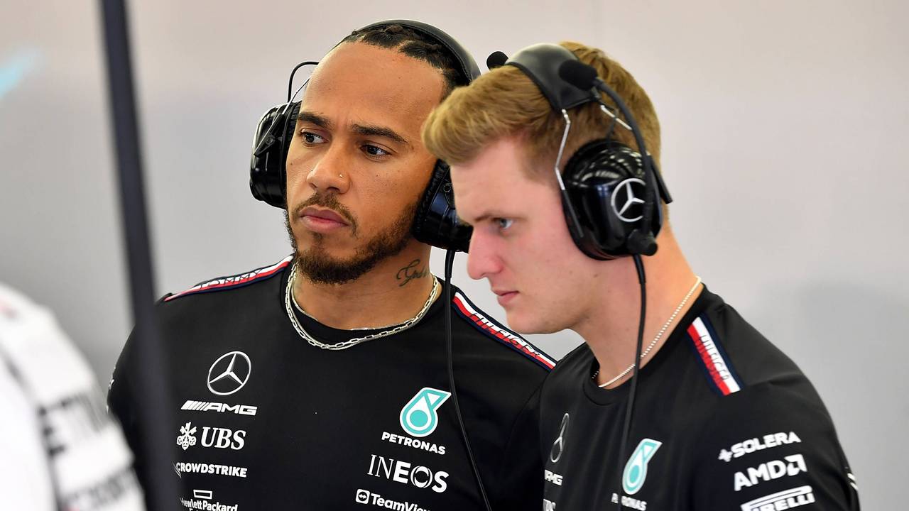 Mercedes-Pilot Lewis Hamilton (l.), hier gemeinsam am 23. Februar 2023 mit Ersatzfahrer Mick Schumacher, wird ab der Saison 2025 für Ferrari im Cockpit sitzen.
