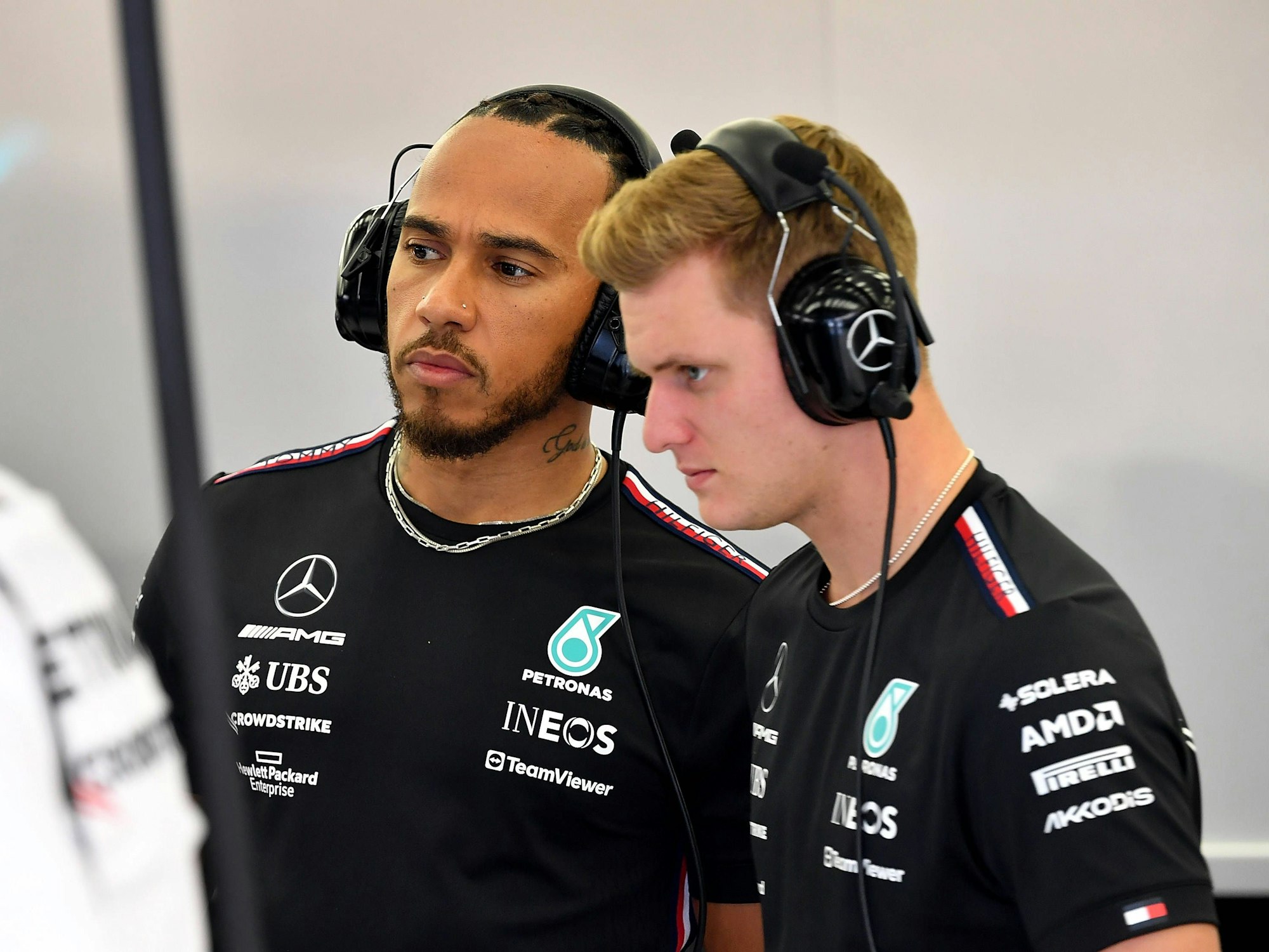 Mercedes-Pilot Lewis Hamilton (l.), hier gemeinsam am 23. Februar 2023 mit Ersatzfahrer Mick Schumacher, wird ab der Saison 2025 für Ferrari im Cockpit sitzen.
