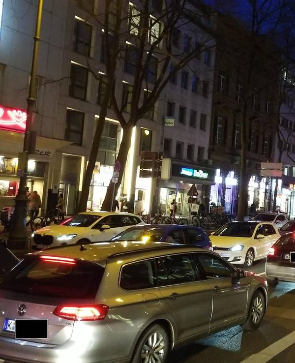 Autos stauen sich.